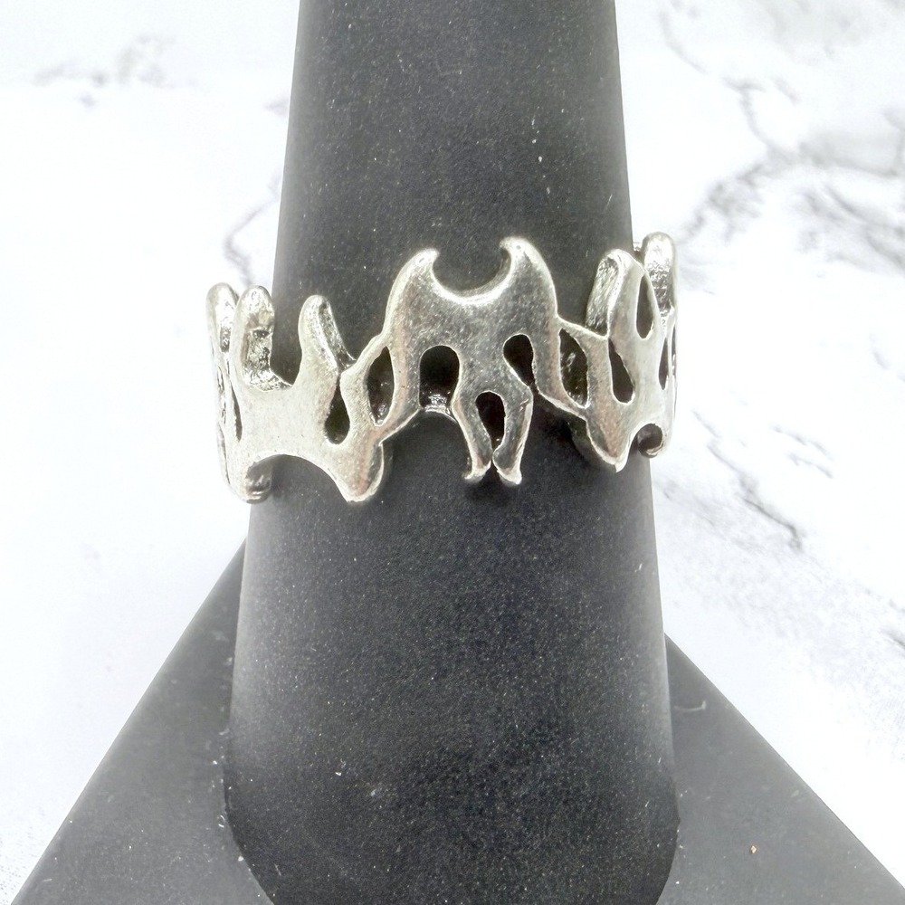 Silver Tone Abstract Flame Cutout Band‎ Ring Size 9 Gothic Spooky Cuite